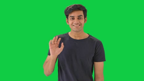 Glücklicher-Indischer-Junge,-Der-Hallo-Sagt-Und-Mit-Der-Hand-Winkt,-Grüner-Bildschirm