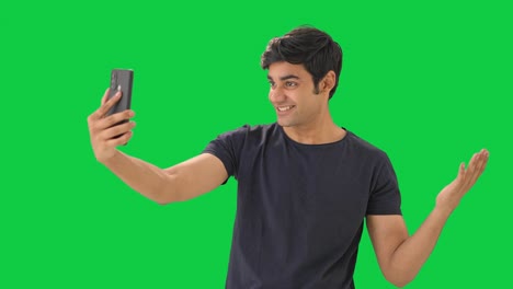 Süßer-Indischer-Junge,-Der-Auf-Den-Grünen-Bildschirm-Für-Selfies-Klickt