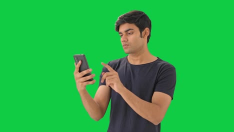 Junger-Indischer-Junge,-Der-Das-Telefon-Als-Zeitvertreib-Mit-Grünem-Bildschirm-Benutzt