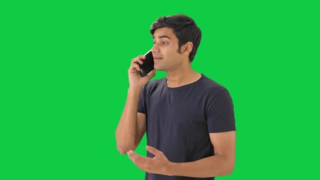 Indischer-Junge-Spricht-Mit-Seinen-Freunden-Auf-Grünem-Bildschirm