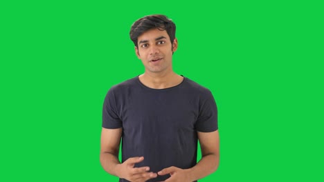 Glücklicher-Indischer-Mann,-Der-Mit-Jemandem-Auf-Grünem-Bildschirm-Spricht