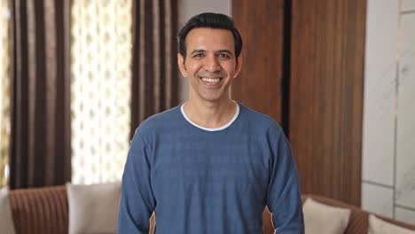 Porträt-Eines-Glücklichen-Indischen-Mannes,-Der-Lächelt