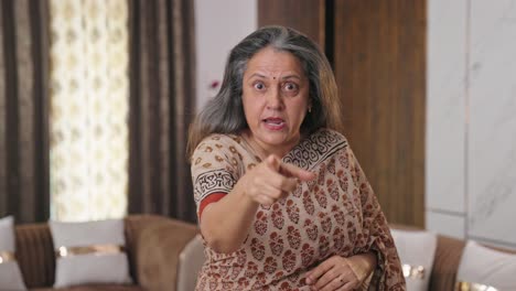 Ältere-Indische-Frau,-Die-Nein-Sagt-Und-Schreit