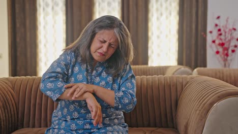 Ältere-Indische-Frau,-Die-Unter-Schmerzen-Im-Handgelenk-Leidet