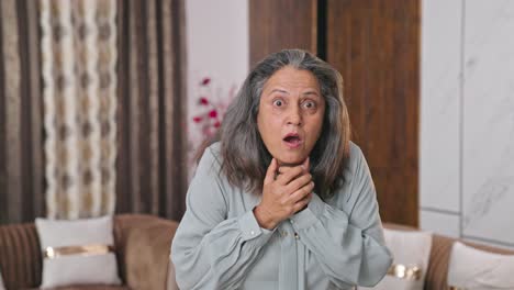 Schockierte-Indische-Moderne-Frau,-Die-Vor-Etwas-Angst-Hat