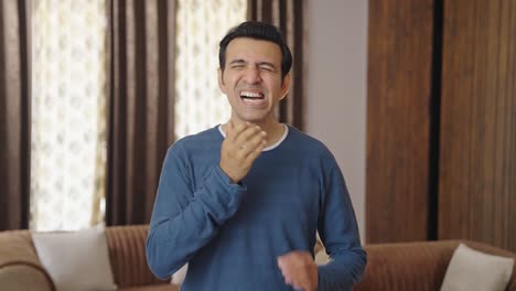 Indischer-Mann-Mit-Zahnschmerzen