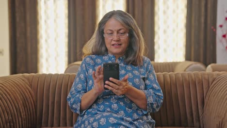 Glückliche-Indische-Alte-Frau,-Die-Ihr-Mobiltelefon-Benutzt