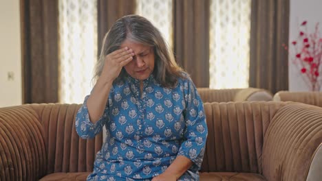Indische-Frau-Im-Alter,-Die-Unter-Kopfschmerzen-Leidet