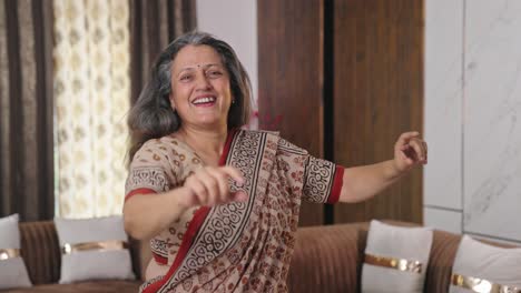 Feliz-Ama-De-Casa-India-Bailando-Y-Disfrutando