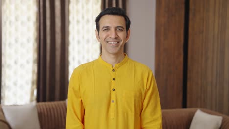 Glücklicher-Indischer-Mann,-Der-Im-Ethnischen-Outfit-Lächelt