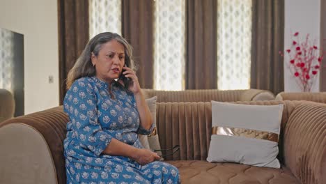 Anciana-India-Hablando-Por-Teléfono