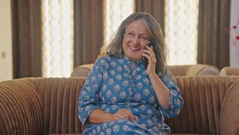 Glückliche-Alte-Indische-Frau,-Die-Am-Telefon-Spricht