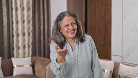 Moderne-Indische-Frau,-Die-über-Jemanden-Lacht