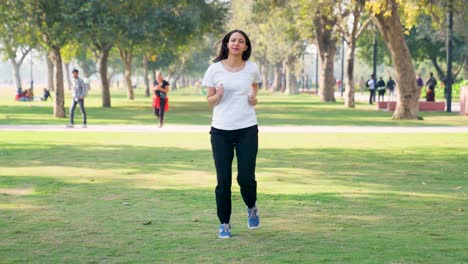 Indisches-Mädchen-übt-Morgens-In-Einem-Park-Für-Marathon--Und-Laufveranstaltungen