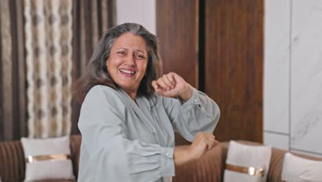 Glückliche-Indische-Mutter,-Die-Tanzt-Und-Genießt