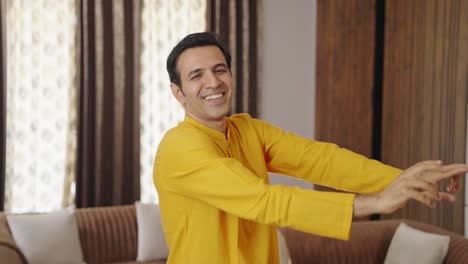 Indischer-Mann-Tanzt-Und-Genießt-Im-Ethnischen-Outfit