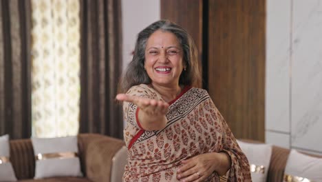 Feliz-Anciana-India-Dando-Besos-Voladores