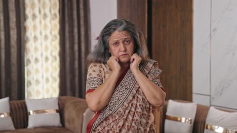 Anciana-India-Disculpándose-Y-Pidiendo-Perdón