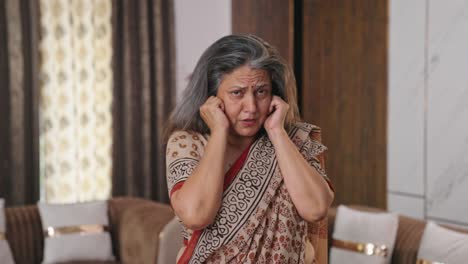 Ältere-Indische-Hausfrau-Entschuldigt-Sich-Und-Entschuldigt-Sich