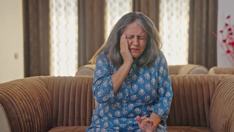 Ältere-Indische-Frau,-Die-An-Zahnschmerzen-Leidet