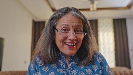 POV-Einer-Alten,-Glücklichen-Indischen-Frau,-Die-In-Einem-Videoanruf-Spricht