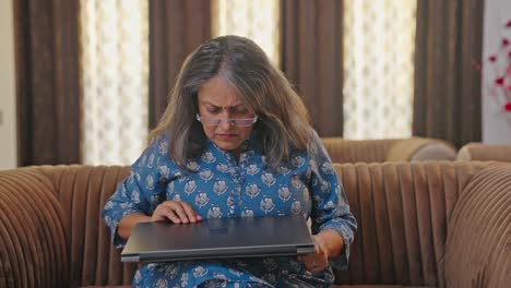 Anciana-India-Usando-Una-Computadora-Portátil-Por-Primera-Vez