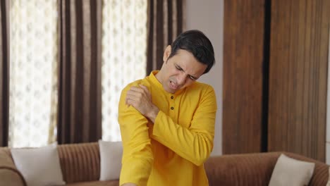 Indischer-Mann-Leidet-Unter-Gelenkschmerzen