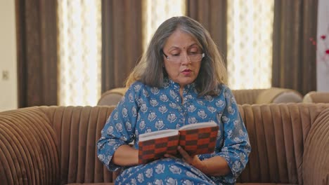 Curiosa-Anciana-India-Leyendo-Un-Libro