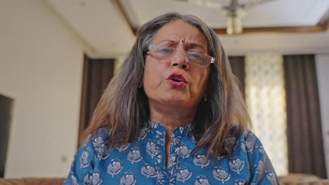 POV-Einer-Wütenden-Indischen-Mutter,-Die-Bei-Einem-Videoanruf-Spricht