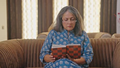 Ältere-Indische-Frau,-Die-Ein-Buch-Liest