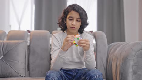 Niño-Indio-Inteligente-Resolviendo-El-Cubo-De-Rubik