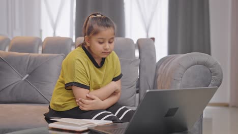 Niña-India-Cansada-Usando-Una-Computadora-Portátil-Tratando-De-Estudiar-En-Línea