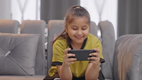 Indisches-Gamer-Kind,-Das-Spiele-Auf-Dem-Mobiltelefon-Spielt