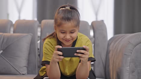 Fröhliches-Indisches-Gamer-Mädchen,-Das-Spiele-Auf-Dem-Handy-Spielt