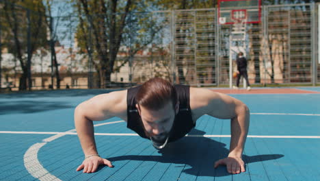 Athletischer-Libanesischer-Bodybuilder-Mann-In-Sportbekleidung,-Der-Vom-Boden-Aus-Liegestützübungen-Macht