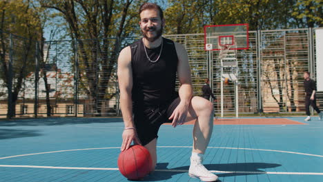 Retrato-De-Un-Hombre-Libanés-Atlético,-Sonriente-Y-Cansado,-Vestido-Con-Ropa-Deportiva,-Relajándose-Después-De-Jugar-Baloncesto