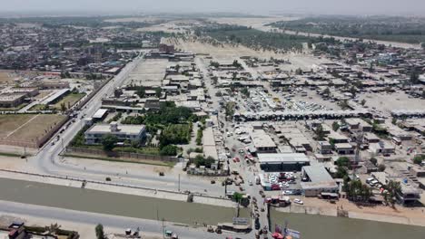 Negociación-De-Coches-Cerca-Del-Arroyo.