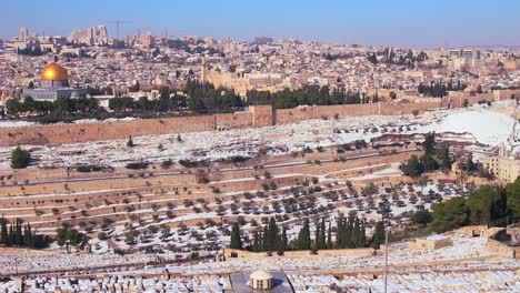 Weiter-Blick-über-Jerusalem-Und-Den-Tempelberg-Nach-Einem-Ungewöhnlichen-Schneefall-1