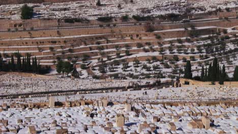 Kippen-Sie-Nach-Einem-Ungewöhnlichen-Schneefall-Nach-Oben,-Um-Einen-Weiten-Blick-über-Jerusalem-Und-Den-Tempelberg-Zu-Haben-1