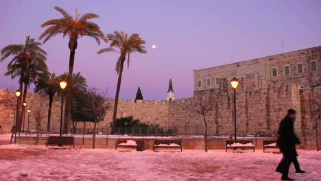 Menschen-Passieren-Einen-Platz-In-Jerusalem-In-Der-Abenddämmerung-Nach-Einem-Seltenen-Schneefall-Je