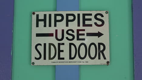 Ein-Schild-Fordert-Hippies-Auf,-Die-Seitentür-Zu-Benutzen