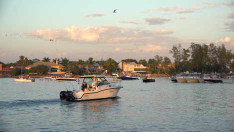 Motorboats-pass-in-a-Florida-bay-at-dusk