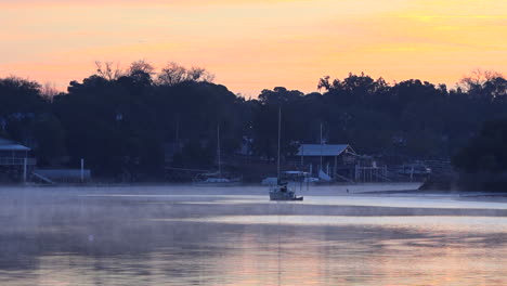 Ein-Hafen-Mit-Booten-Bei-Sonnenuntergang-In-Venedig-Florida