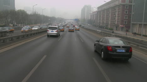 Taxis-Und-Fahrzeuge-Fahren-Auf-Stark-Befahrenen-Straßen-In-China-1