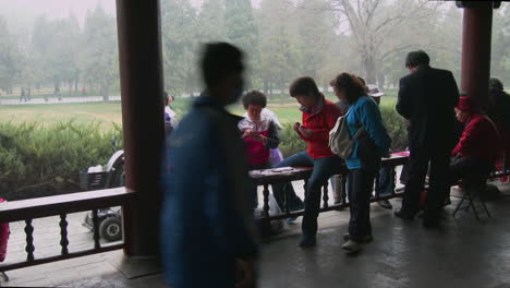 Leute-Spielen-Karten-In-Einem-Pavillon-In-Einem-Park-In-China