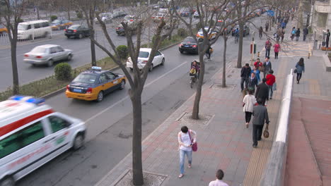 Un-ángulo-Alto-Sobre-Una-Calle-De-Beijing-China-Con-Tráfico-Moderno-Y-Peatones.