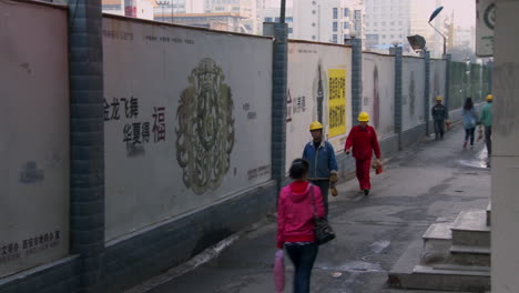 Chinesische-Fabrikarbeiter-Gehen-Durch-Eine-Gasse-Nach-Hause