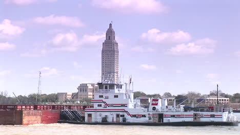 Una-Barcaza-Fluvial-Pasa-En-Baton-Rouge-Louisiana-1