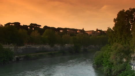 Das-Ufer-Des-Tiber-In-Rom-River