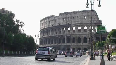 El-Coliseo-De-Roma-Con-El-Tráfico-Que-Pasa